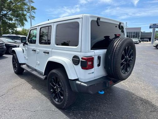 Bright White Clearcoat 2022 Jeep Wrangler Unlimited SAHARA