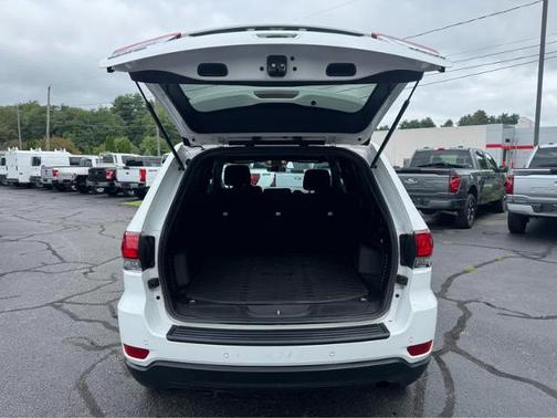 Bright White Clearcoat 2021 Jeep Grand Cherokee LAREDO