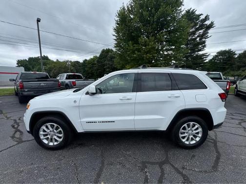 Bright White Clearcoat 2021 Jeep Grand Cherokee LAREDO