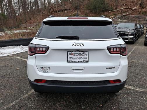 Bright White Clearcoat 2024 Jeep Compass Latitude