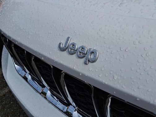 Bright White Clearcoat 2026 Jeep Grand Cherokee Altitude