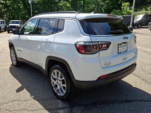 Bright White Clearcoat 2023 Jeep Compass Latitude Lux