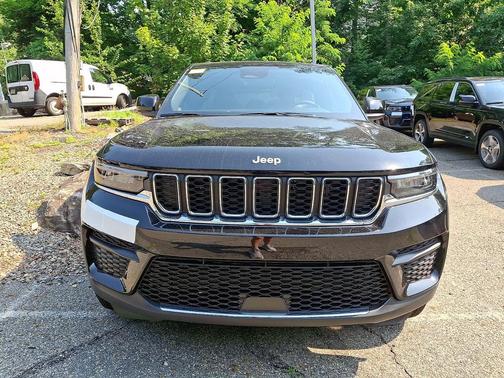 Diamond Black Crystal Pearlcoat 2026 Jeep Grand Cherokee Laredo