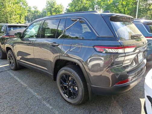 Baltic Gray Metallic Clearcoat 2026 Jeep Grand Cherokee Altitude