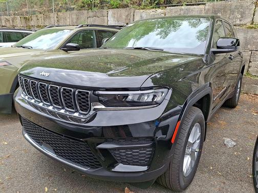 Diamond Black Crystal Pearlcoat 2026 Jeep Grand Cherokee Altitude