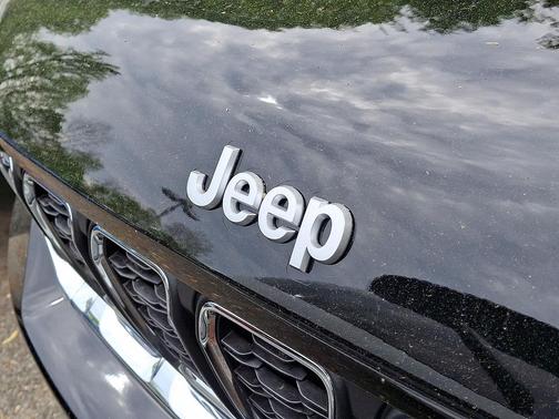 Diamond Black Crystal Pearlcoat 2026 Jeep Grand Cherokee Altitude