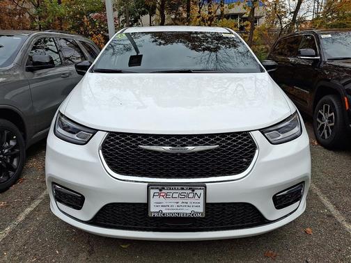Bright White Clearcoat 2026 Chrysler Pacifica L