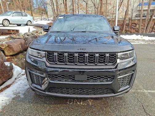 Diamond Black Crystal Pearlcoat 2026 Jeep Grand Cherokee Altitude