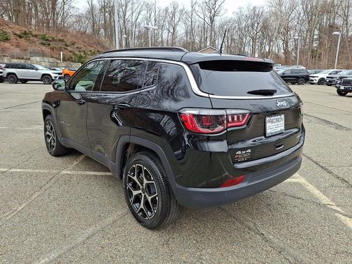 Diamond Black Crystal Pearlcoat 2025 Jeep Compass Limited