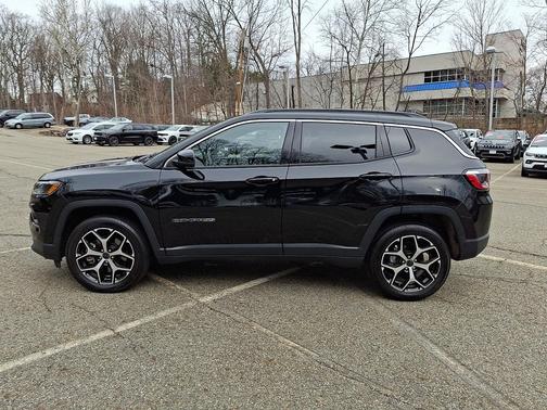 Diamond Black Crystal Pearlcoat 2025 Jeep Compass Limited