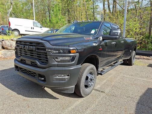 Diamond Black Crystal Pearlcoat 2026 RAM 3500 Tradesman Crew Cab 4x4 8' Box