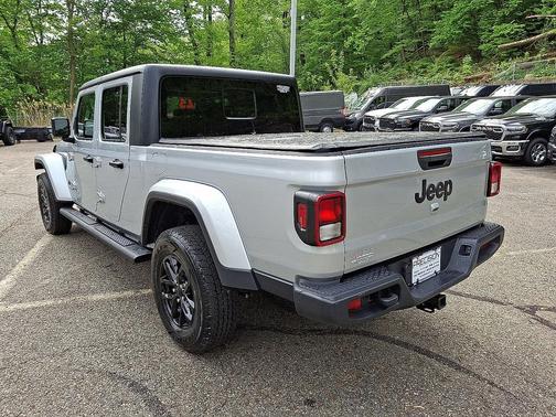 Silver Zynith Clearcoat 2023 Jeep Gladiator Sport S