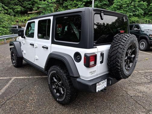 Bright White Clearcoat 2022 Jeep Wrangler Willys