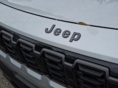 Silver Zynith Clearcoat 2026 Jeep Cherokee Limited