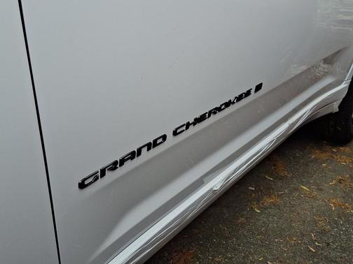 Bright White Clearcoat 2026 Jeep Grand Cherokee Limited