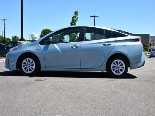 Pearl 2016 Toyota Prius Two