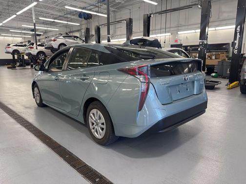 Pearl 2016 Toyota Prius Two
