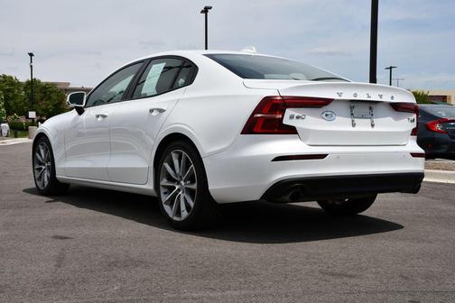 Crystal White Pearl Metallic 2020 Volvo S60 T6 Momentum