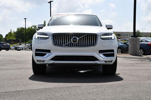 Crystal White Metallic 2023 Volvo XC90 B6 Plus 7-Seater
