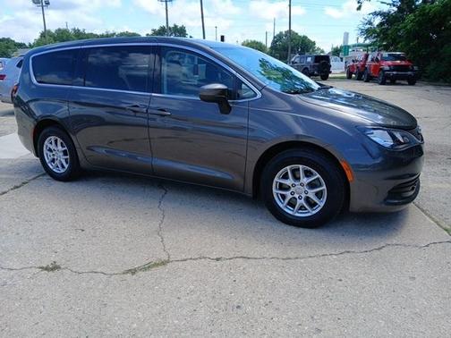 2020 Chrysler Voyager LX