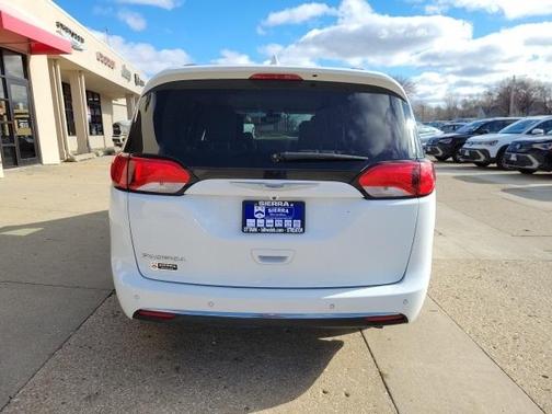 2017 Chrysler Pacifica Touring-L Plus