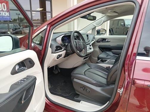 2023 Chrysler Pacifica Touring-L