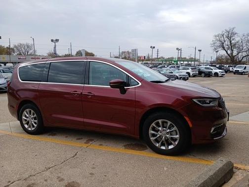 2023 Chrysler Pacifica Touring-L