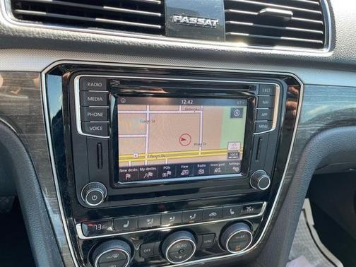 2018 Volkswagen Passat 2.0T SE w/ Technology
