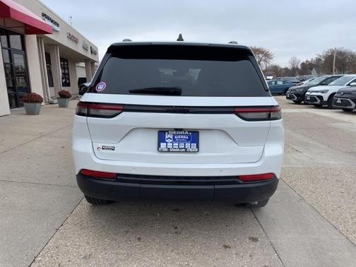 2024 Jeep Grand Cherokee Laredo