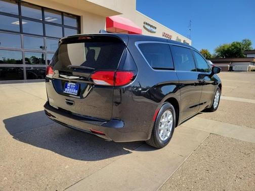 2022 Chrysler Voyager LX