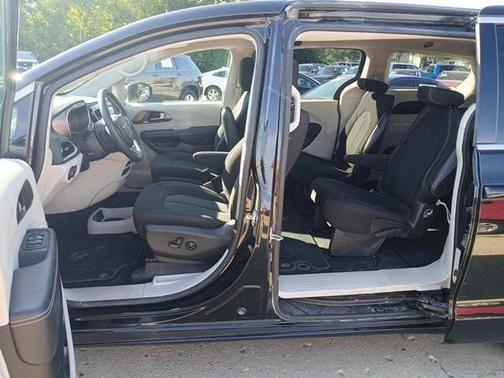 2022 Chrysler Voyager LX