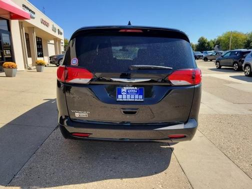 2022 Chrysler Voyager LX