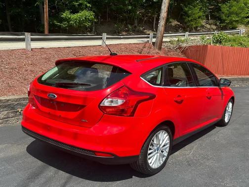 Red 2012 Ford Focus SEL