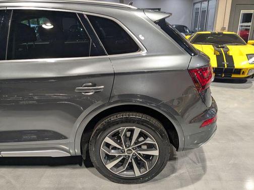 Daytona Gray Pearl Effect 2023 Audi Q5 45 S line Premium Plus