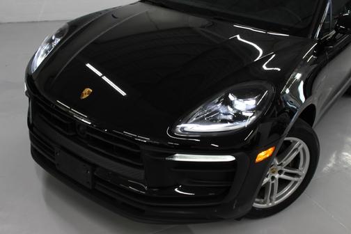 BLACK 2023 Porsche Macan Macan