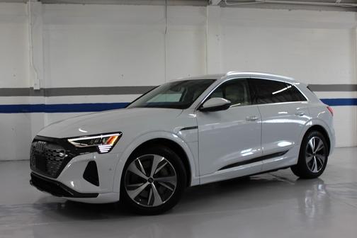 2024 Audi Q8 e-tron Premium Plus