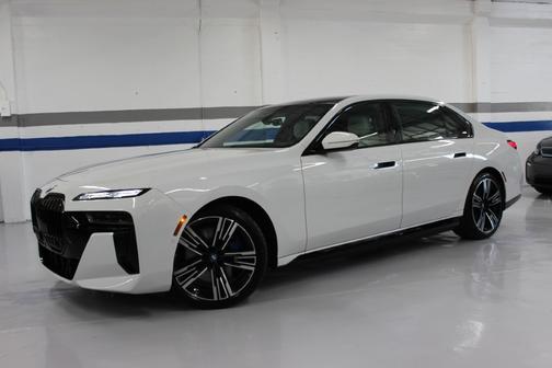 WHITE 2023 BMW i7 xDrive60 Sedan