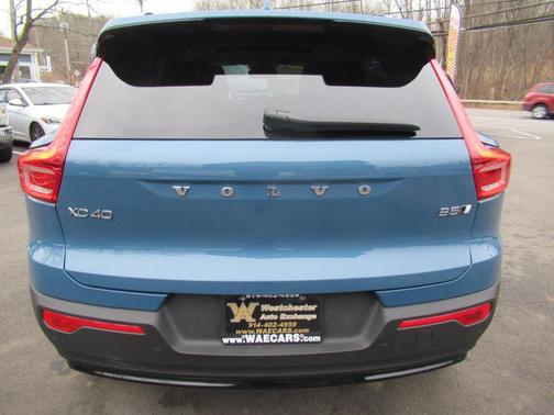 2023 Volvo XC40 B5 Ultimate Dark Theme