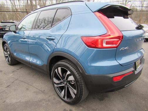 2023 Volvo XC40 B5 Ultimate Dark Theme