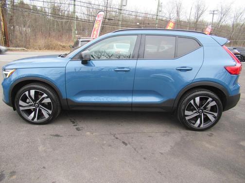 2023 Volvo XC40 B5 Ultimate Dark Theme
