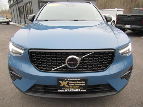 2023 Volvo XC40 B5 Ultimate Dark Theme