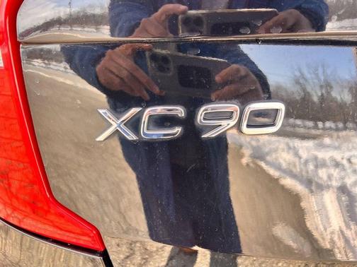 2016 Volvo XC90 T6 Momentum