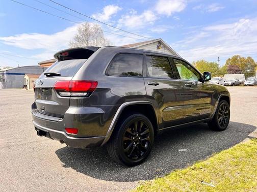 Granite Crystal Metallic Clearcoat 2017 Jeep Grand Cherokee Altitude