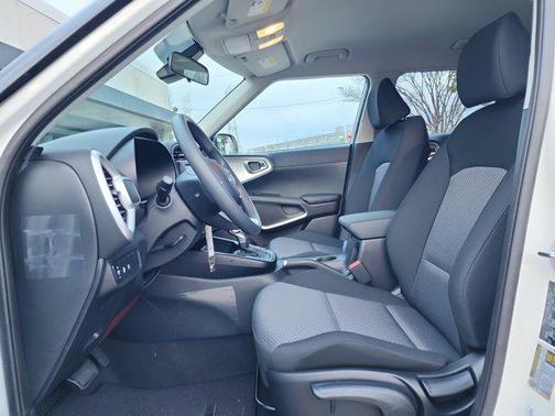 Snow White Pearl 2025 Kia Soul LX
