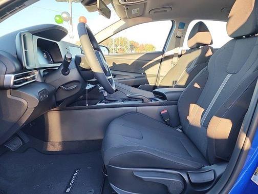 2025 Hyundai ELANTRA SE