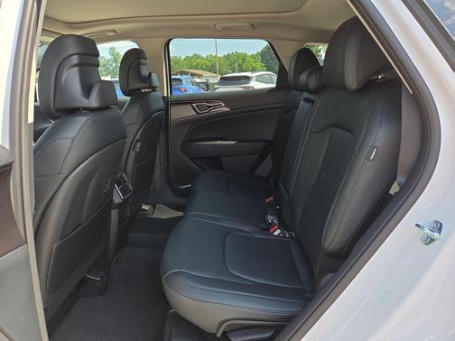 Glacial White Pearl 2026 Kia Sportage EX