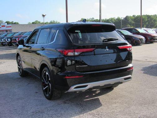 Labrador Black Pearl 2024 Mitsubishi Outlander SE 2.5 2WD