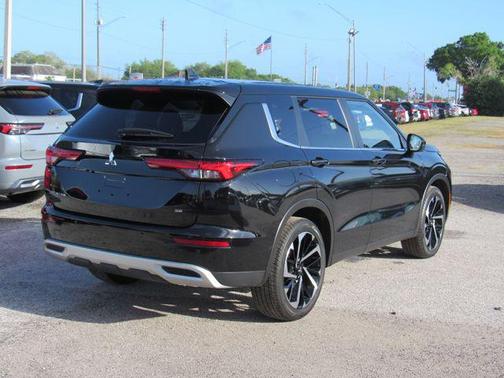 Labrador Black Pearl 2024 Mitsubishi Outlander SE 2.5 2WD