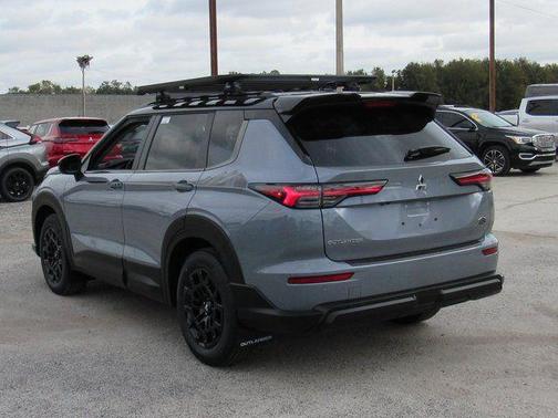 Moonstone Gray / Black Roof 2026 Mitsubishi Outlander Trail Edition