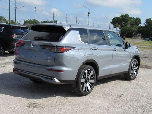 Moonstone Gray Metallic 2026 Mitsubishi Outlander SE